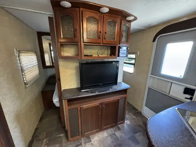 2013 ,Forest River,Lacrosse 318BHS in Travel Trailers & Campers in Kamloops - Image 9