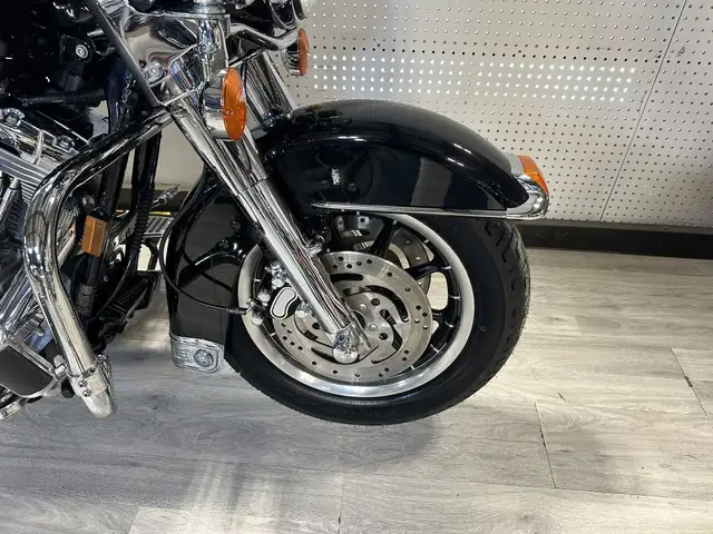 2007 Harley-Davidson Touring ELECTRA GLIDE CLASSIC in Street, Cruisers & Choppers in London - Image 7