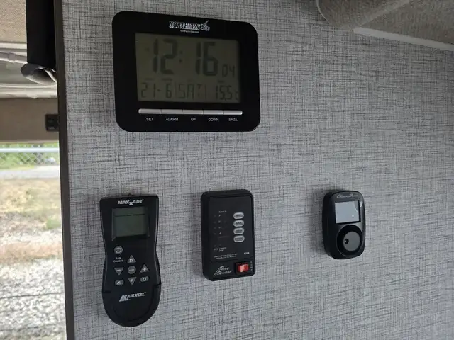 2026 Northern Lite Limited Edition 8-11EXLEDB Face-to-Face Dinet in Travel Trailers & Campers in Penticton - Image 16