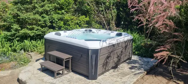 VEGA HOT TUB FOR SALE in Hot Tubs & Pools in Oakville / Halton Region - Image 2