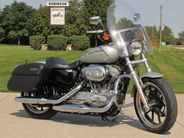 2014 Harley-Davidson XL883L Sportster SuperLow 1 Owner, ONLY 14, in Sport Touring in Leamington - Image 2