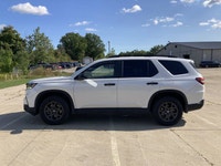 Power Passenger Seat, Power Driver's Seat, Leather Seats, Lane Departure, Hitch Receiver, Heated Ste... (image 9)