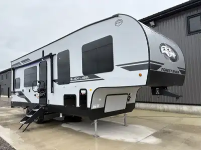 Fifth Wheel Toy Hauler! Specifications and Features: Exterior Length: 30 ft 7 in Exterior Width: 8 f...
