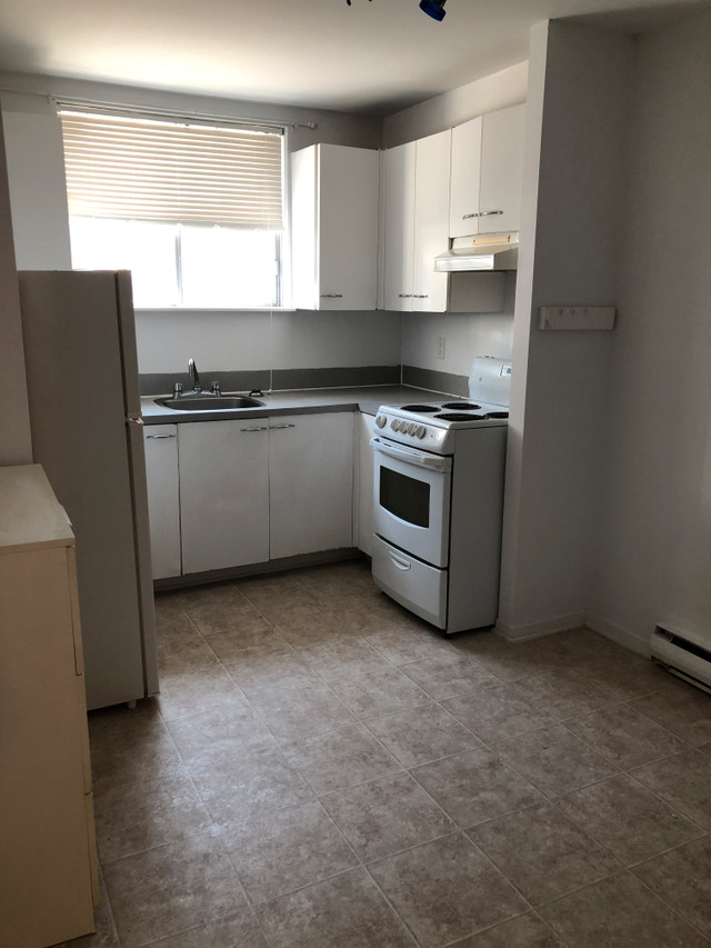 DORVAL 4 1/2 (3ième étage), poêle/frigo, wifi Locations longue