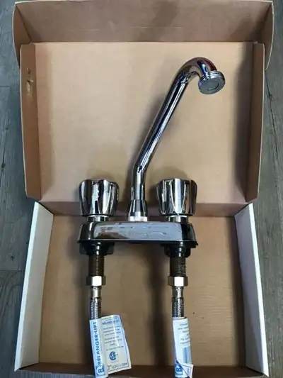 Robinet de marque MAAX (neuf). Vient avec 2 tuyaux flexibles en stainless de 20" de longueur. Distan...