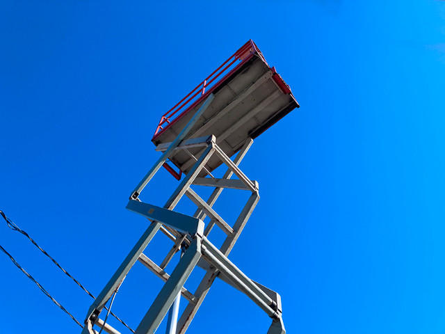 SKY JACK 24' DC ELECTRIC SCISSOR LIFT in Other Business & Industrial in City of Toronto - Image 3