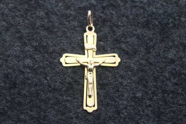 10kt Gold Cross in Jewellery & Watches in Winnipeg