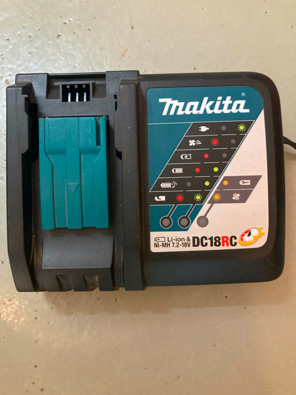 MAKITA BATTERY CHARGER & CARRYING CASE in Power Tools in Mississauga / Peel Region - Image 3