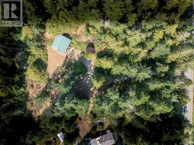 A fantastic .92 acre sunny and private building lot conveniently located only minutes from the Drift...