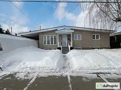 Découvrez cette charmante propriété entièrement rénovée de 1 027 pi², située dans un secteur familia...