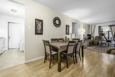 Appartement 5 et demi dans un immeuble situé dans un quartier résidentiel au cœur de Loretteville. P...