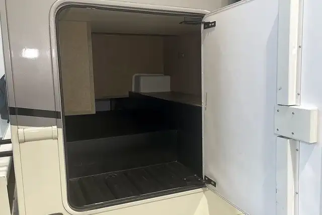 2015 Thor Chateau 33SW - Pre-Owned Super C Motorhome.  in RVs & Motorhomes in Red Deer - Image 14