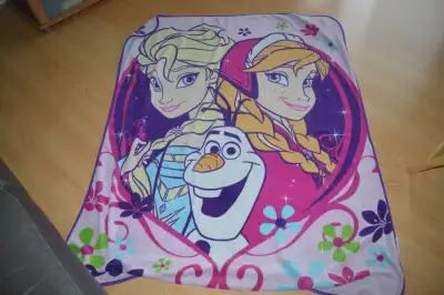 Doudou de Elsa, Anna et Olaf 50 po X 64 po J'ai une TRÈS GRANDE QUANTITÉ d'annonces. Cliquez sur UTI...