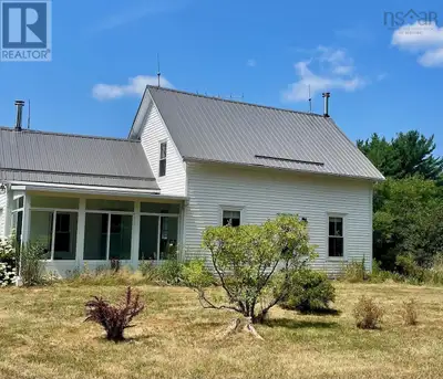 Welcome to this gardeners dream property, an old renovated farmhouse, large barn, greenhouse, garden...