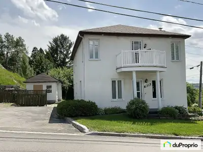 Grande maison familiale située à Chicoutimi-Nord (secteur Cap St-François) près de tous les services...