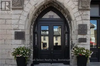 Enjoy comfortable downtown living in this spacious 2-bedroom apartment for rent in the historic Oper...