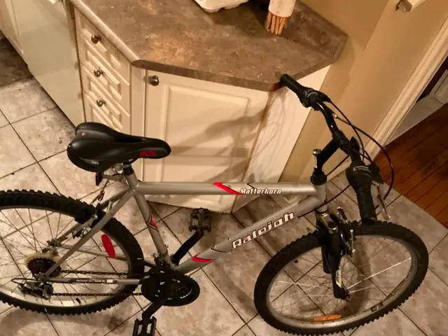 Vélo 26 pouce Raleigh pour ado 14 ans+ et homme ou femme in Cruiser, Commuter & Hybrid in City of Montréal - Image 3