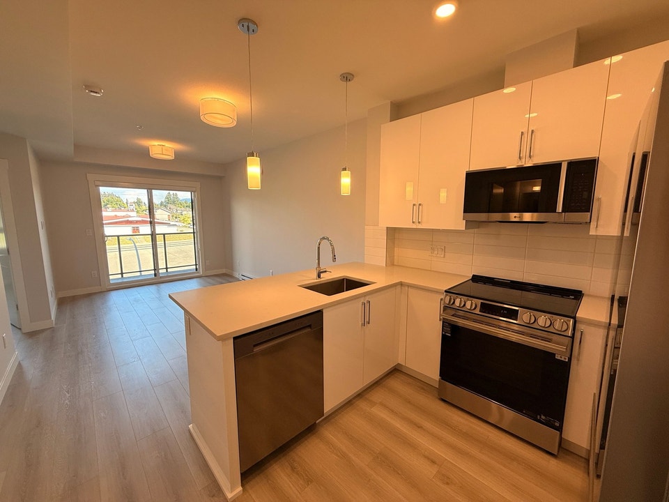 Bright 2 Bedroom Condo in Mission 4