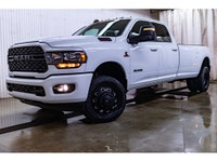 **ONE OWNER - ACCIDENT FREE** ORIGINAL FACTORY PRICE $100,030 212 KM This 2024 Ram 3500 4x4 Crew Cab... (image 3)