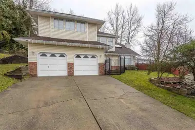 Basement entry 2 storey home in West Abbotsford with 2 bedroom legal suite on large 1/3 acre Cul-de-...