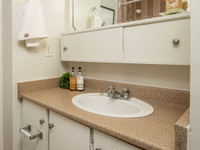 Located in Ottawa South, The Oaks offers excellent value and convenience, featuring an outdoor pool,... (image 7)