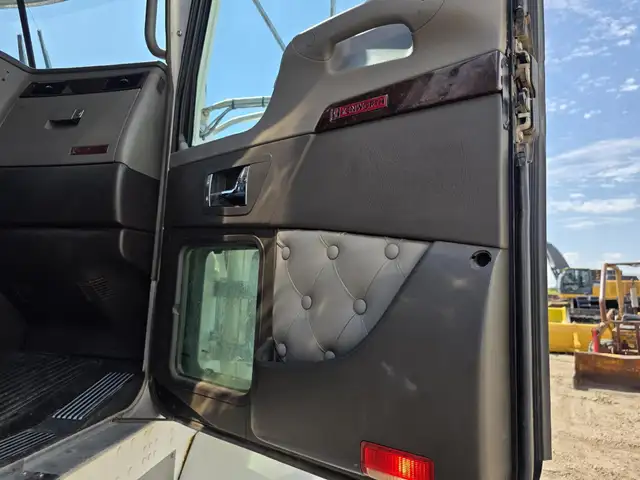 2014 KENWORTH T800 in Heavy Trucks in Saskatoon - Image 57