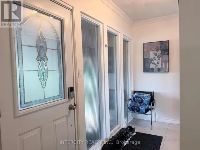 36 STRATHBURN BOULEVARD Toronto (Humberlea-Pelmo Park), Ontario in Long Term Rentals in City of Toronto - Image 4