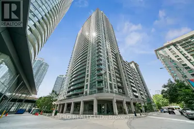 Welcome To This Luxury 2+1 Bed, 2 Bath Corner Suite In The Heart Of Downtown Toronto. Newly Renovate...