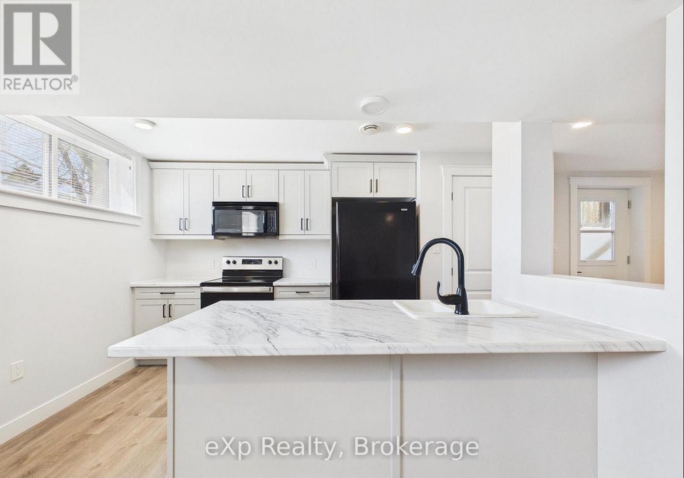 B LOWER - 966 CHARLES STREET Kincardine, Ontario 4