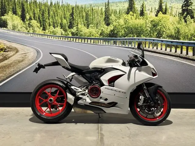 2023 Ducati Panigale V2 White Rosso Livery V2 White Rosso Livery in Street, Cruisers & Choppers in Saskatoon - Image 4