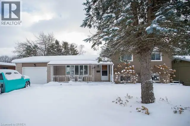 104 HILLSIDE Avenue Delhi, Ontario in Houses for Sale in Norfolk County - Image 3