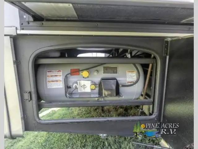 2022 Thor Motor Coach Challenger 35MQ only 6,310 Miles in RVs & Motorhomes in Moncton - Image 61