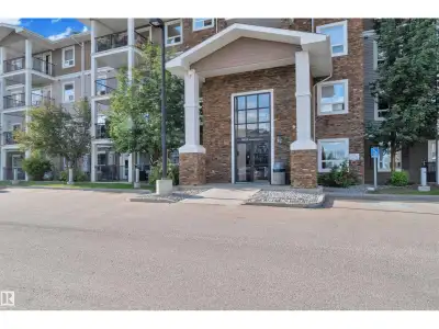 This modern, south-facing third-floor unit offers style and convenience. Featuring an open-concept d...