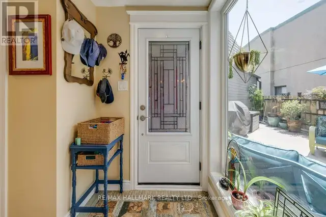 2 - 2366 QUEEN STREET E Toronto (The Beaches), Ontario62866663233539121