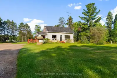 This charming 5-bedroom home in Round Lake Centre offers ample space and has been well maintained! E...