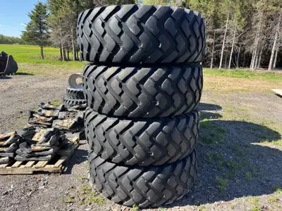 Pneus de Loader ou autre Michelin XTLA 20.5-25 Bonne Condition 300$ Chacuns We speak French and Engl...