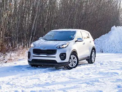 The 2017 Kia Sportage LX delivers a blend of practicality and modern design, making it an excellent...