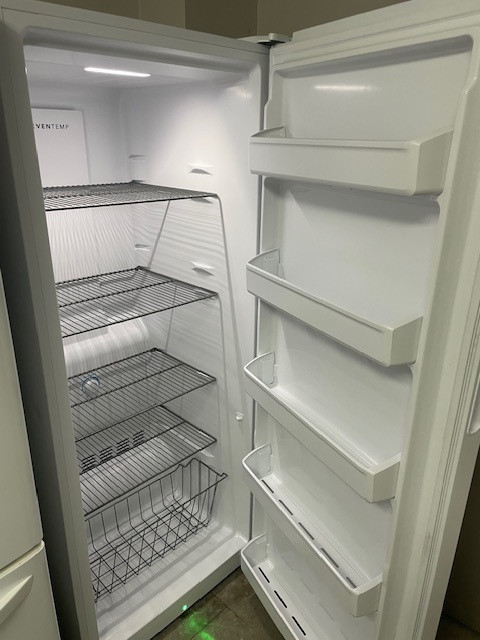 Congélateur vertical blanc 28'' Frigidaire dans Congélateurs  à Ville de Montréal - Image 2
