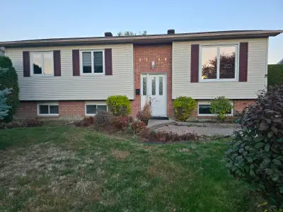 For rent by the owners!!!! First month's rent required only!This beautiful 5 bedroom high ranch bung...