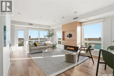 One of the best views in the city. This beautiful luxury condo has it all: a million dollar view, pr...