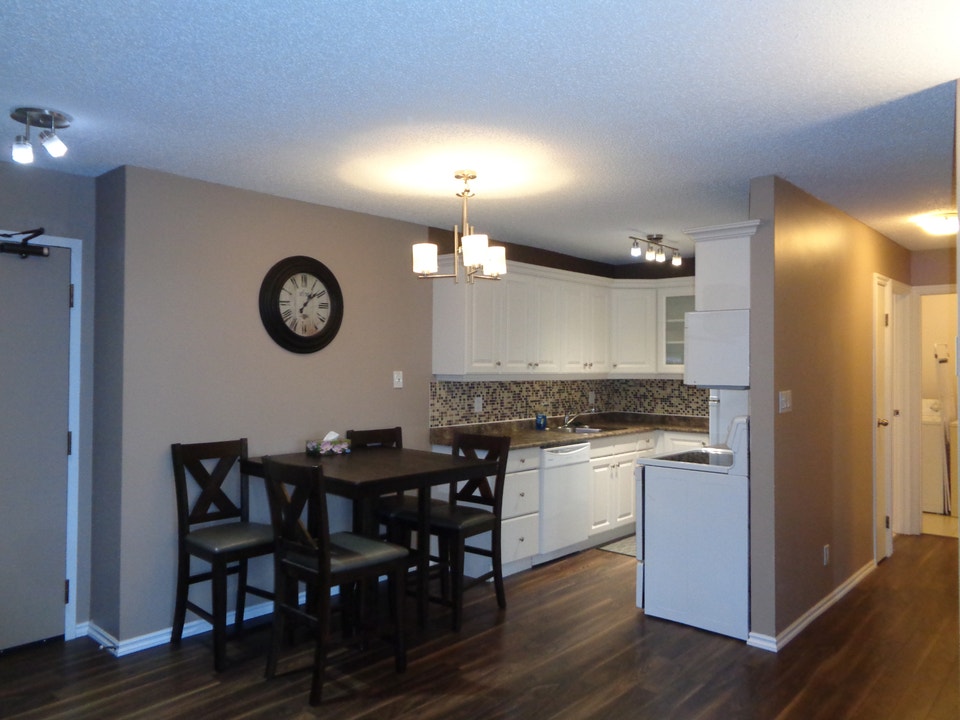 Fully furnished 2 bedroom condo in desirable Wildwood location 3