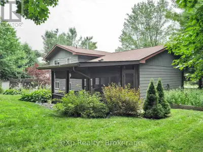 Beautifully Updated Income Property in Bracebridge: Live, Rent, or Both! Earn while you live in this...
