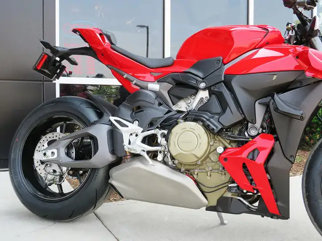 2025 Ducati Streetfighter V4 Ducati Red in Sport Bikes in Cambridge - Image 8
