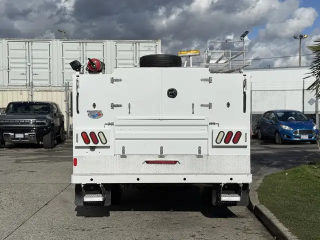 2024 Ford F-550 Crew Cab 4x4 Service Truck with Welder and Compr in Heavy Trucks in City of Montréal - Image 10