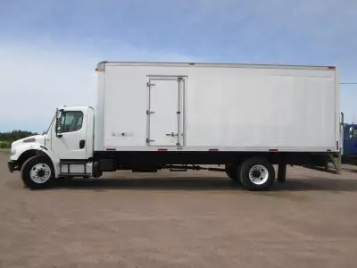 2015 Freightliner M2-106 box truck, Cummins ISB 200HP Engine, Allison Automatic transmission with ov...