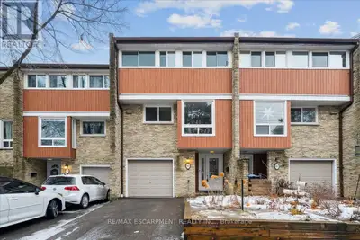 Welcome to this beautiful, 4-bedroom townhome in desirable south Clarkson. Features include a stunni...