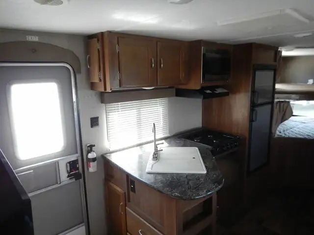 2017 KEYSTONE RV SPRINGDALE 240BHWE (FINANCING AVAILABLE) in Travel Trailers & Campers in Kelowna - Image 6