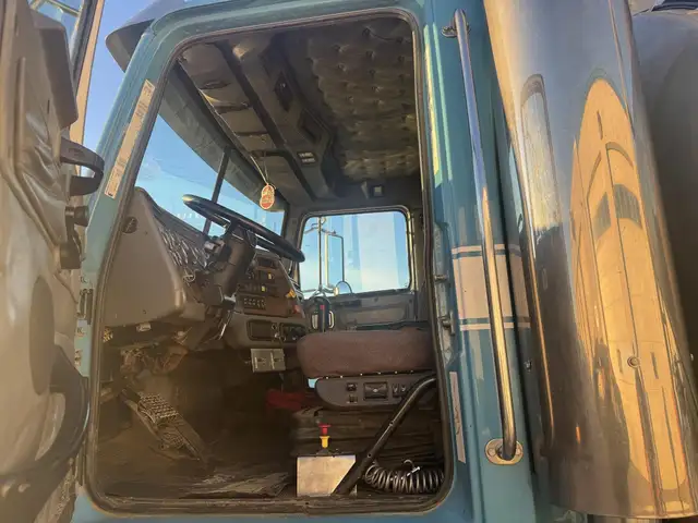 2003 WESTERN STAR 4900 in Heavy Trucks in Saskatoon - Image 18