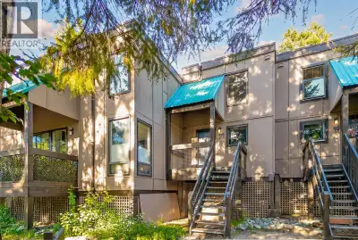 Discover mountain living at its best in this 2-bedroom, 1.5-bathroom townhouse in Whiski Jack, perch...