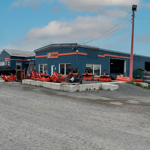 Bâtiment commercial et industriel avec grand terrain dans Espaces commerciaux et bureaux à vendre  à Lanaudière - Image 3